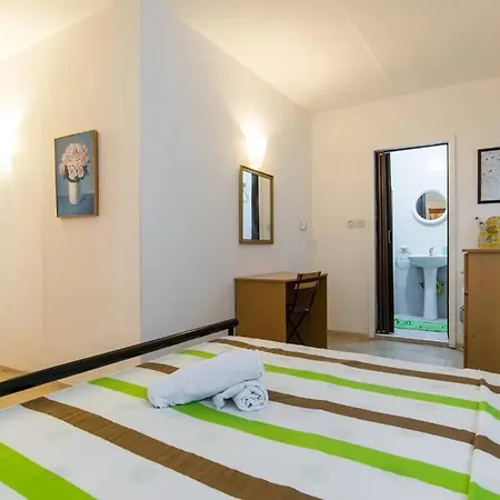 With Pool , Close To The Sea And St Julians Apartament *