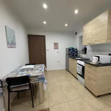 With Pool , Close To The Sea And St Julians Apartament